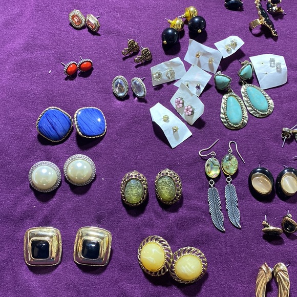 20+ pairs of earrings - Picture 2 of 4
